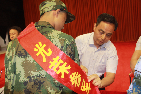 区领导给入伍新兵带红花.JPG