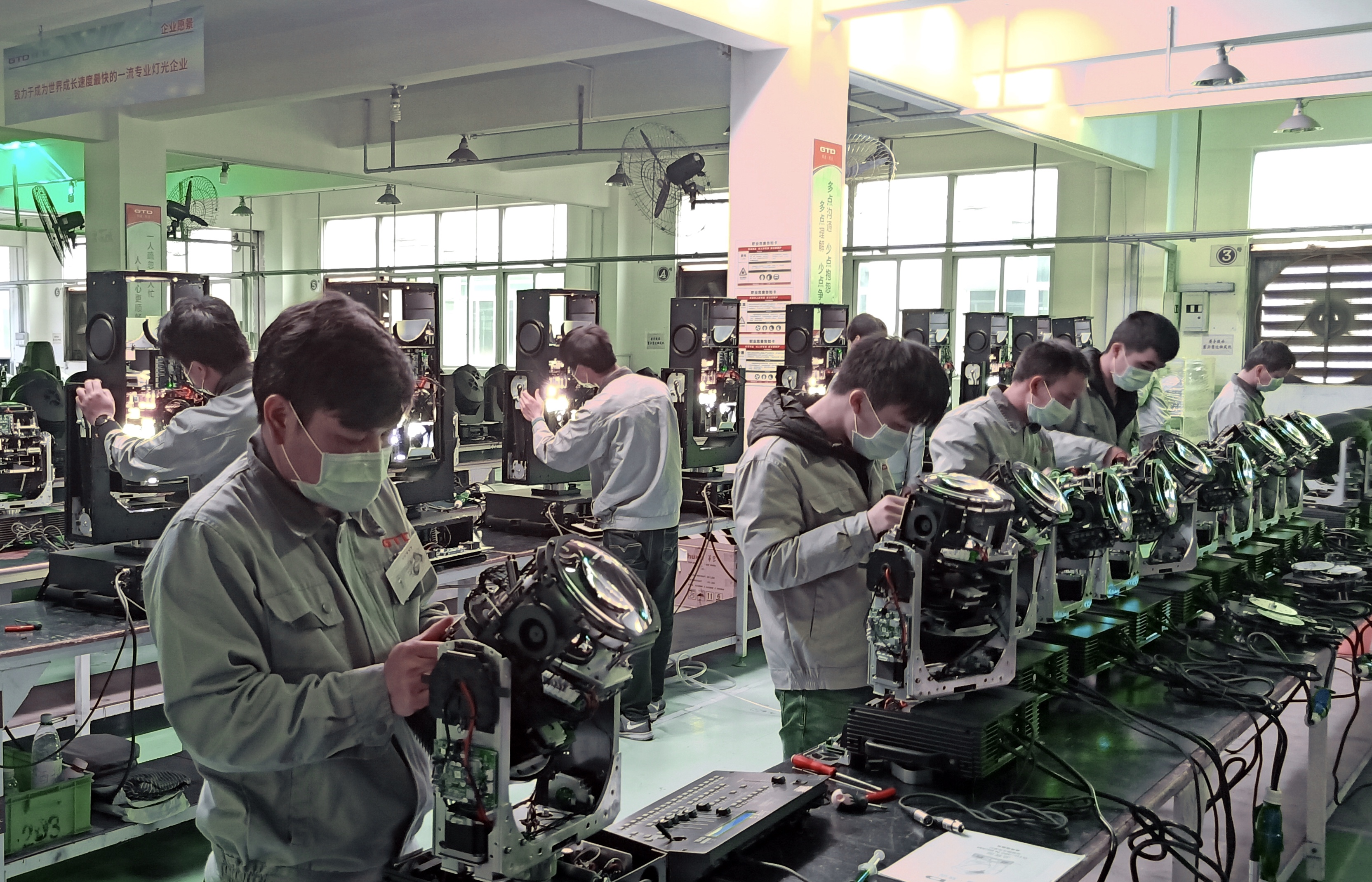 明道文化科技集团员工正在生产车间工作.jpg