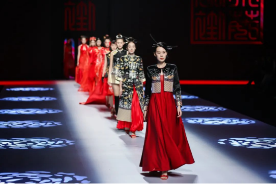 【非遗】“传统服饰&middot;时尚演绎”钉金绣裙褂服饰入选2022广东非遗服装服饰优秀案例215.png